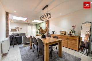 <p>Deze woning is gelegen op een gunstige locatie in de Gentse Rabotwijk, op slechts enkele minuten fietsen van het centrum van Gent. Openbaar vervoer, gezellige buurtwinkels, supermarkten en andere voorzieningen bevinden zich in de nabije omgeving, wat zorgt voor een vlotte bereikbaarheid en een aangename, levendige woonomgeving.</p>
<p>Indeling:</p>
<p>De woning bestaat uit een inkomhal die leidt naar een lichtrijke woonkamer, ingedeeld in een gezellige leefruimte en eetruimte. Aansluitend bevindt zich de moderne keuken, volledig uitgerust met alle nodige toestellen. De badkamer is voorzien van een lavabo en een inloopdouche, verder is er een praktische doorloop naar de tuin toe.</p>
<p>Op de eerste verdieping zijn er twee ruime slaapkamers. Via een vaste trap bereik je de zolderverdieping, waar zich nog twee extra slaapkamers bevinden, waarvan één als doorloopkamer.</p>
<p>Beschikbaar bij akte</p>
<p>Contacteer topvastgoed voor een bezoek op het nummer 0475 700 700</p>