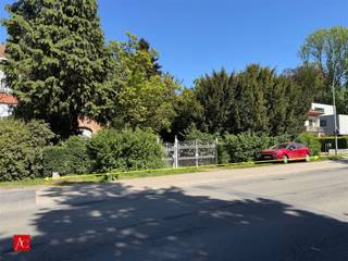<p>Unieke opportuniteit in Sint-Niklaas: renovatieproject of projectgrond van 1.425 m²</p><p>Bent u op zoek naar een eigendom met tal van mogelijkheden? Dan is deze halfopen bebouwing op een ruim perceel van maar liefst 1.425 m² een buitenkans voor zowel particulieren met visie of projectontwikkelaars.</p><p>De bestaande woning dient volledig gerenoveerd te worden, maar biedt de mogelijkheid om een karaktervolle woning volledig naar eigen smaak en hedendaagse normen te transformeren. Voor wie op zoek is naar een uitdagend renovatieproject met een royaal perceel, vormt dit een unieke kans.</p><p>Daarnaast biedt de omvang van het perceel interessante perspectieven voor projectontwikkeling. Onder voorbehoud van de nodige stedenbouwkundige vergunningen en goedkeuringen, lijkt het terrein potentieel te hebben voor de realisatie van meerdere woonentiteiten.</p><p>Gezien het huidige energielabel F rust er een renovatieplicht op dit pand, waarbij u binnen de 6 jaar na aankoop minstens een energielabel D dient te behalen.</p>