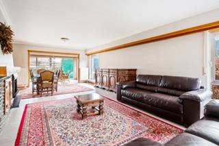 Gunstig gelegen, te moderniseren woonhuis op een perceel van ca. 1.140 m².Indeling en omschrijving:U komt binnen via de inkomhal, waar het...