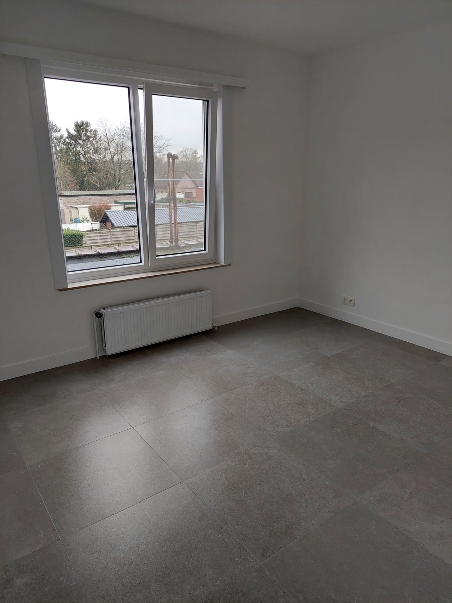Centraal gelegen en vernieuwd appartement met 2 slaapkamers - foto 5