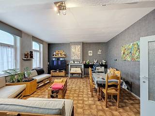 Een goed gelegen investeringspand bestaande uit een handelspand en drie verhuurde appartementen. Dit gebouw geniet van een uitstekende centrale ligging, vlak bij de Kaai, het openbaar vervoer, de vele winkels, restaurants en nog veel meer.<br /><u>Indeling:</u><br />Gelijkvloers: appartement met twee slaapkamers en terras, handelspand met aparte ingang.<br />Eerste verdieping: appartement met twee slaapkamers, ingerichte keuken, woonkamer, badkamer.<br />Tweede verdieping: appartement met één slaapkamer, ingerichte keuken, woonkamer en badkamer.