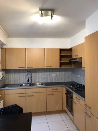 Vernieuwde rijwoning bestaande uit hal, gezellige living, aparte keuken, badkamer en toffe tuin! De verdieping omvat 2 slaapkamers en zolder werd volledig vernieuwd naar een 3de slaapkamer met annexe badkamer. Tevens droge kelder aanwezig. Goed gelegen in toffe buurt te Heule Watermolen!!!