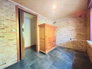 Langemark-Poelkapelle: rustig gelegen woning met garageIndeling: inkomhal, bureau of slaapkamer, berging, living, keuken, wasruimte, garage en...