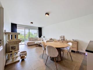 Indeling: 3e VERDIEPING.: - lichtrijke leefruimte (23m²)- open keuken voorzien van alle hedendaagse toestellen- ruim terras (15m²) - slaapkamer (10m²) - badkamer met inloopdouche, lavabomeubel en toilet (6m²) - bergruimte met aansluiting voor wasmachine. Inclusief ondergrondse autostaanplaats en kelderberging.Algemeen: - gemeenschappelijke kosten: € 50?00/maand- beschikbaar vanaf 01/09/2026!Wenst u dit appartement te bezichtigen? Surf dan snel naar www.dewaele.com en vraag uw bezoek aan.