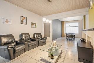 Deze RUIME GEZINSWONING (DEELS RENOVATIE 2010) is ideaal gelegen in hartje van Roeselare, in de Iepersestraat 85, op een perceel van 256 m² met een bewoonbare oppervlakte van maar liefst 139 m². U woont hier op wandelafstand van winkels, bakker, slager, scholen en openbaar vervoer — alles binnen handbereik!<br /><br />PLUSPUNTEN:<br />* CENTRALE TOPLIGGING<br />* RENOVATIE RAMEN | KEUKEN | BADKAMER | GEVELS (2010)<br />* CONFORME ELEKTRISCHE KEURING<br />* ZONGERICHTE TUIN<br /><br />INTERIEUR:<br />Via de inkomhal betreedt u de woning met directe toegang tot de lichtrijke leefruimte, ingedeeld in een gezellige zit- en eethoek met sfeervolle gaskachel — de perfecte plek om tot rust te komen. Vanuit de hal bereikt u eveneens de kelder.<br />Aansluitend bevindt zich de volledig ingerichte keuken (2010) uitgerust met gasfornuis, dampkap, spoelbak, frigo, oven, microgolf en vaatwasser. Zowel vanuit de leefruimte als vanuit de keuken geniet u van een rechtstreekse toegang tot de tuin. Op het gelijkvloers vindt u bovendien de badkamer met lavabo en meubel, douche en toilet.<br />Het verdiep omvat 3 volwaardige slaapkamers, waarvan één kamer extra voorzien is van een toilet.<br />Tot slot is er nog de zolderverdieping, bereikbaar via een vaste trap. Deze ruimte biedt tal van mogelijkheden en kan volledig naar eigen wens worden ingericht.<br /><br />EXTERIEUR:<br />Buiten wacht u een ruime, zongerichte en volledig afgesloten tuin van 170 m² — perfect voor gezinnen met kinderen of wie houdt van privacy en rust. De verschillende terraszones zorgen ervoor dat u op elk moment van de dag van de zon kunt genieten.<br />Extra praktisch zijn de 2 tuinbergingen, ideaal voor fietsen, tuinmateriaal of extra opslagruimte.