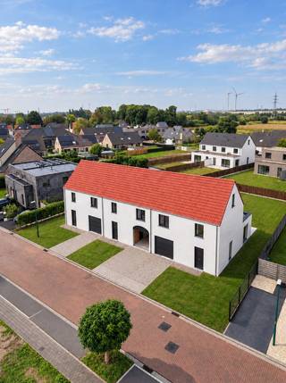 <ul>
	<li>Halfopen en gesloten woningen met inpandige garage</li>
	<li>Vlotte verbinding naar Gent</li>
	<li>3 tot 4 slaapkamers mogelijk</li>
	<li>BEN-woningen (E30)</li>
</ul>
<br /><strong>OMGEVING</strong><br />Aan de rand van Gent, tussen Evergem en Belzele, realiseert Potrell een kleinschalig woonproject met 10 halfopen en 3 gesloten woningen. Deze buurt staat bekend om haar rustige, gezinsvriendelijke karakter, en biedt een uitstekende bereikbaarheid richting Gent. Scholen, winkels en openbaar vervoer bevinden zich in de nabije omgeving, wat bijdraagt aan het wooncomfort.<br /><br /><strong>INDELING</strong><br />Het project bestaat uit drie woningtypes:
<ul>
	<li>Strak en hedendaags met plat dak</li>
	<li>Strak landelijk</li>
	<li>Landelijk</li>
</ul>
Elke woning beschikt op het gelijkvloers over een inkomhal, toilet, inpandige garage en een ruime leefruimte met open keuken. Op de verdieping vind je drie slaapkamers, een badkamer en een tweede toilet. De woningen met zadeldak beschikken bovendien over een ruime zolder, ideaal als extra kamer of opbergruimte.<br /><br /><strong>E-PEIL</strong><br />Alle woningen worden uitgerust met de nieuwste technieken, waaronder een warmtepomp en vloerverwarming. Zo behalen ze moeiteloos een E-peil van 30. Deze BEN-woningen (Bijna-EnergieNeutraal) garanderen een energiezuinige, duurzame en toekomstgerichte woonoplossing.<br /><br />WONING OP MAAT – JOUW WONING, JOUW STIJL<br />Maak van deze woning jouw droomhuis! Kies zelf jouw keuken, vloer en badkamer en geef de woning een persoonlijke toets. Instapklaar, volgens jouw smaak en stijl. Jij kiest – Potrell voert uit. Zo eenvoudig is het.<br /><br /><em>Prijzen exclusief kosten.</em>