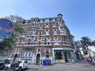 <p><strong>SINT-GILLIS: Nabij de Bareel van Sint-Gillis, het Park van Vorst en alle voorzieningen, gerenoveerd appartement met 1 slaapkamer van ±50 m², gelegen op de 4e verdieping rechts, zonder lift. Het appartement bestaat uit: living ±20 m², eetkamer ±11 m² met bureauhoek, ingerichte keuken (kookplaat, oven en dampkap), balkon, doucheruimte met toilet en slaapkamer ±10 m². Kosten: provisie van €85/maand, inclusief de gemeenschappelijke delen, koud water en afstand van verhaal-verzekering. EPC: G. Onmiddellijk beschikbaar.</strong></p>
<p><u>Op de 4e verdieping rechts, zonder lift:</u></p>
<ul>
<li>Living ±20 m²</li>
<li>Eetkamer ±11 m²</li>
<li>Ingerichte keuken (kookplaat, oven en dampkap)</li>
<li>Balkon</li>
<li>Doucheruimte met toilet</li>
<li>Slaapkamer ±10 m²</li>
</ul>