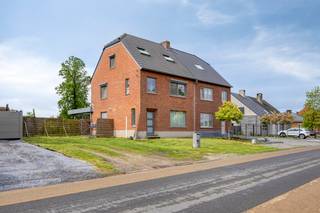 This move-in ready and energy-efficient semi-detached home with a spacious 10a garden is located at Molenstraat 23 in Kermt, a pleasant...