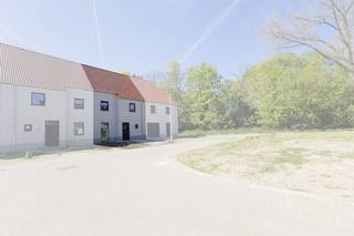 Dichtbij het centrum van Lokeren ter hoogte van de Vondelstraat wordt een nieuwe, kindvriendelijke woonbuurt opgericht. Deze gesloten en halfopen nieuwbouwwoningen beloven het perfecte evenwicht te worden tussen het weelderig groen en de stadse gemakken zoals openbaar vervoer, winkels en scholen. Bovendien worden alle woningen traditioneel gebouwd met hoogwaardige materialen en energiezuinige technieken waardoor uw comfort geoptimaliseerd wordt.<br /><br /><strong>Lot 16 is een charmante gesloten bebouwing met zonnige tuin en zicht op achterliggende velden. <br />De woning beschikt verder over: </strong>
<ul>
<li>Een lichtrijke leefruimte met open keuken; </li>
<li>Voorzien van laminaat, schilderwerk en verlichting; </li>
<li>3 ruime slaapkamers (13m² - 12m² - 11m²); </li>
<li>Twee volwaardige bouwlagen; </li>
<li>Badkamer met bad, inloopdouche en dubbele wastafel; </li>
<li>Ruime bergruimte/wasplaats en zolder;</li>
<li>Zuidwest georiënteerde tuin met zicht op groen! </li>
</ul>
<br />Dankzij de ligging en duurzame visie zijn deze woningen geschikt als vaste woonplaats of rendabele investering. <strong>De woning is woonklaar, direct beschikbaar en voorzien van laminaat in de slaapkamers en nachthal, schilderwerken en verlichting. Aanleg van oprit, terras en groenaanleg reeds inbegrepen in de prijs! </strong><br />Voor investeerders zoeken we bovendien gratis de eerste huurder, wat zorgt voor zekerheid én gemak.<br /><br />De ligging scoort een Mobiscore van 8,2/10: scholen, winkels, openbaar vervoer en het stadscentrum bevinden zich op wandel- of fietsafstand. Ook het op - en afrittencomplex van de E17 en natuurgebied De Hagemeersen liggen vlakbij. Interesse in wonen in een groene wijk met stedelijk gemak?<br /><br />Ontdek dit unieke project in Lokeren en contacteer ons vrijblijvend voor meer informatie.<br />Jouw nieuwe thuis in Lokeren wacht op je.