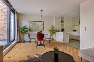 <p><span>Mortsel: pas gerenoveerd gemeubeld 1slpk appartement. </span></p><p><span> </span></p><p><span>Ontdek dit gezellige en gemeubeld appartement met één slaapkamer, perfect gelegen op een strategische plek in Mortsel. Ideaal voor individuen of koppels die op zoek zijn naar een sfeervolle woonomgeving.</span></p><p><span> </span></p><p><span>Dit appartement biedt niet alleen een modern en stijlvol interieur, maar ook een praktische indeling met ingemaakte kasten voor maximale opbergruimte. Het appartement beschikt over een moderne keuken die volledig uitgerust is met alle benodigde apparatuur, een ruime badkamer met ligbad, een slaapkamer met ingebouwde kasten en een groot terras met buitenmeubilair. </span></p><p><span> </span></p><p><span>Met zijn gunstige ligging bent u omringd door alle voorzieningen die Mortsel te bieden heeft, zoals winkels, restaurants, openbaar vervoer en recreatieve mogelijkheden. Kortom, dit gemeubeld appartement biedt het beste van beide werelden: een comfortabel en gezellig thuis op een ideale locatie.</span></p><p><span> </span></p><p><span>Er is mogelijkheid tot een all-in prijs. </span></p><p><span> </span></p>