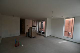 Dit lichtrijk appartement vinden we terug op de 1ste verdieping van residentie 'Dry Koningen' te Eeklo. Het appartement maakt deel uit van een gebouw met 8 woongelegenheden en handelsgelijkvloers.<br /><br />Indeling appartement:<br />inkomhal, open woonkamer met geïnstalleerde keuken, overdekt balkon, technische ruimte, badkamer met douche en 2 slaapkamers.<br /><br />Het gebouw wordt afgewerkt tegen september 2026, via onze website kan u de brochure van de keuken en het plan van het appartement raadplegen.<br /><br />Technisch:<br />- zonnepanelen<br />- lift<br />- warmtepomp met vloerverwarming<br />- ventilatie type D<br />- hedendaags comfort<br /><br />Huurprijs: 835 Euro per maand + 55 Euro provisie in gemeenschappelijke kosten.<br /><br />Voor een vrijblijvend plaatsbezoek kan u contact opnemen via quinten@qubic-vastgoed.be.<br /><br />* mogelijkheid tot het bijhuren van een parkeerplaats aan 65 Euro per maand.<br /><br />