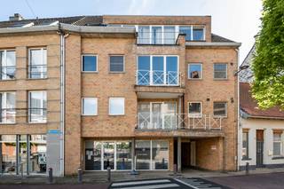 Ben je op zoek naar een instapklaar, modern en energiezuinig appartement op een toplocatie? Zoek niet verder! Dit volledig vernieuwde appartement op de tweede verdieping combineert comfort, licht en een uitstekende bereikbaarheid.
Troeven van het appartement:
Licht & Ruimte: Een zeer ruime leefruimte die baadt in het natuurlijke licht. De perfecte plek voor een gezellige zithoek en een grote eettafel.
Vernieuwde keuken: Volledig vernieuwd en hyper-geïnstalleerd met alle moderne kwaliteitsapparatuur die je nodig hebt.
Moderne badkamer: Strak afgewerkt en voorzien van alle comfort.
Gezellig terras: Heerlijk buitenontspannen met een kop koffie of een goed boek.
Garage: Geen parkeerstress! Je beschikt over een eigen private garage, deze is apart bij aan te kopen aan 25.000€
Technische & duurzame pluspunten:
Energiezuinig: Uitstekend EPC-label B (score: 122 kWh/m² jaar) — klaar voor de toekomst en vriendelijk voor je energiefactuur!
Veilig & Conform: De elektrische installatie is volledig conform gekeurd.
Zorgeloos: Het appartement is volledig vrij van asbest.
Toplocatie:
Het appartement is ideaal gelegen in Schelle. Op wandel- en fietsafstand vind je het gezellige centrum, diverse winkels, supermarkten en scholen. Daarnaast geniet je van een uitstekende verbinding met belangrijke invalswegen (A12 en E19), waardoor je snel in Antwerpen, Brussel of Mechelen bent.