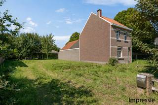 Op zoek naar de perfecte locatie om uw droomhuis te bouwen? Zoek niet verder! Deze ruime bouwgrond van 634m² aan de Schawijkstraat 22 te Ranst biedt u de ideale kans om uw eigen huis te bouwen.<br /><br />Kenmerken perceel:<br />- Min. groene onverharde achtertuinstrook 10 meter<br />- Afstand tot zijdelingse perceelsgrenzen min. 3 meter<br />- Max. kroonlijsthoogte 6,5 meter<br />- Max. nokhoogte 11 meter<br />- Max. bouwdiepte op gelijkvloers 17 meter, eerste verdieping 13 meter, tweede verdieping (onder gabariet zadeldak 45°) 9 meter - of enigszins aansluiten aan de aanpalende profielen<br />- Parkeermogelijkheid op eigen terrein voorzien<br /><br />De overige beschikbare attesten zijn raad te plegen via onze website www.vbvastgoed.be<br /><br />Voor meer informatie, neem contact op met VB Vastgoed via 03 337 50 70 of info@vbvastgoed.be.