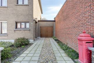 Halfopen bebouwing met 3 slaapkamers, garage en zonnige tuin op een toplocatie in WilrijkGelegen in een rustige en gegeerde straat in Wilrijk, vindt...