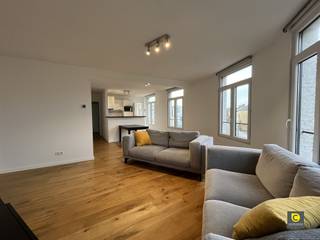 <p><span>Lichtrijk hoekappartement met 2 slaapkamers!</span></p><p><span>Dit lichtrijk hoekappartement bevindt zich op de tweede verdieping in een kleinschaliggebouw zonder lift. </span></p><p><span>Het openbaar vervoer, invalswegen, scholen, winkels, parken en sportfaciliteiten zijn in de directe omgeving van dit appartement terug te vinden.</span></p><p><span> </span></p><p><span>Het appartement is als volgt ingedeeld:</span></p><p><span> </span></p><p><span>Inkomhal & toilet:</span></p><p><span>U betreedt het appartement via de inkomhal, voorzien van een veiligheidsdeur en parlofoon.</span></p><p><span> </span></p><p><span>Woonkamer & keuken:</span></p><p><span>De woonkamer, op parketvloer, geniet van veel natuurlijke lichtinval dankzij de vele ramen en hoekligging van dit appartement. <br />Daarnaast biedt deze voldoende ruimte om zowel een volwaardig salon alsook een dito eetkamer in onder te brengen. </span></p><p><span>De half-open keuken is voorzien van alle comfort en uitgerust met een elektrisch kookvuur, dampkap, oven, koelkast en vaatwasser.</span></p><p><span> </span></p><p><span>Slaapkamers, badkamer & toilet:</span></p><p><span>Via de nachthal, die voorzien is van 2 handige bergruimtes, heeft u toegang tot beide slaapkamers. </span></p><p><span>In de grootste slaapkamer is een aparte dressing voorzien. <br />De badkamer is uitgerust met een douche en dubbele lavabo met bijhorend meubel. </span></p><p><span>Het toilet is apart ondergebracht in de nachthal.</span></p><p><span> </span></p><p><span>Dit appartement wordt gemeubeld verhuurd.</span><span><br /><br /></span></p><p><span>Huurprijs en beschikbaarheid</span><span>: </span></p><p><span>Huurprijs: €875/maand</span></p><p><span>Beschikbaar: onmiddellijk.</span></p><p><span> </span></p><p><span>Troeven:</span></p><ul><li><span>Hoekappartement</span></li><li><span>Veel lichtinval</span></li><li><span>Kleinschalig gebouw</span></li><li><span>Gemeubeld</span></li><li><span>Individuele meters</span></li><li><span>Geen gemeenschappelijke kosten </span></li><li><span>Privatieve kelderberging</span></li><li><span>Gemeenschappelijke fietsenstalling aanwezig</span></li><li><span>Gunstig EPC</span></li><li><span>Mobiscore 9/10</span></li><li><span>Onmiddellijk beschikbaar</span></li></ul><p><span> </span></p>