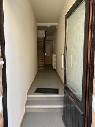 Instapklare rijwoning in Oostende.De indeling is als volgt:Op het gelijkvloers vindt u de inkomhal met trap naar 1e verdieping.Via de hal heeft u...