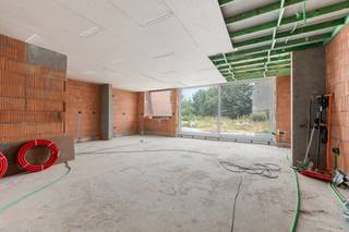 [[ DIT PAND NEEMT DEEL AAN DE ERA OPEN HUIZEN DAG OP 19/9 VAN 14:30 TOT 15:30 ]]
<p>Ruime casco woning in Dendermonde, vlakbij voorzieningen, openbaar vervoer en belangrijke invalswegen.</p>

<p>Deze recente woning uit 2021 biedt een uitstekende combinatie van ruimte, ligging en mogelijkheden. De woning wordt casco verkocht, wat u de kans geeft om de afwerking volledig naar eigen smaak en stijl te realiseren, onder het  btw-tarief van 21%. Dankzij de centrale ligging nabij scholen, openbaar vervoer, het station en diverse invalswegen geniet u van een vlotte bereikbaarheid in een aangename woonomgeving. Binnenin beschikt de woning over bijzonder ruime kamers, een grote oprit en een gezellige tuin met terras. Met vijf slaapkamers, twee badkamers en een ruime bureauruimte is dit huis ideaal voor grote gezinnen of wie wonen en werken wil combineren. Proefcertificaat EPC score A beschikbaar mits plaatsen van airco en zonnepanelen</p>

<p>Belangrijkste ruimtes:<br />• Inkomhal van 9 m² met toegang tot de leefruimtes.<br />• Ruime living van 50 m² met veel potentieel voor een lichtrijke leefomgeving.<br />• Keukenruimte van 10 m², volledig naar eigen wens in te richten.<br />• Groot bureel van 28 m², ideaal voor thuiswerk of praktijkruimte.<br />• Vijf ruime slaapkamers, waaronder een master bedroom van 21 m² met dressing en een extra grote kamer van 57 m².<br />• Twee badkamers van telkens 6 m².<br />• Gezellig terras en tuin.<br />• Grote oprit met parkeermogelijkheden.</p>

<p>Troeven:<br />• Recente constructie van 2021 die casco wordt verkocht onder 21% btw.<br />• Centrale ligging nabij scholen, station, openbaar vervoer en invalswegen.<br />• Grote bewoonbare ruimtes, gezellige tuin en ruime oprit</p>