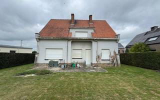 Immo Pické biedt U deze te renoveren villa aan met zeer mooie tuin gelegen in het centrum van Sint-Pieters-Leeuw en bijgevolg in de...