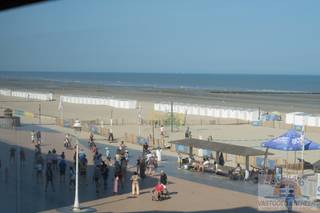 Droomt u ervan elke dag wakker te worden met het geluid van de golven en een panoramisch uitzicht over de Noordzee? Dan is dit instapklare appartement op de 2e verdieping precies wat u zoekt.<br />Van zodra u binnenkomt, wordt u meteen gecharmeerd door de overvloed aan natuurlijk licht en het schitterende, frontale zeezicht dat u vanuit de leefruimte geniet. Hier vormt de zee elke dag opnieuw het decor van uw thuis.<br />Het appartement verkeert in uitstekende staat en is volledig instapklaar. Grote renovatiewerken zijn niet nodig, zodat u meteen zorgeloos kunt genieten van uw nieuwe woonst of tweede verblijf aan de kust. Bovendien beschikt het appartement over een gunstig EPC-label B, wat garant staat voor een energiezuinige en comfortabele woonervaring.<br />Dankzij de topligging op de zeedijk bevinden het strand, gezellige restaurants, winkels en alle voorzieningen zich letterlijk op wandelafstand. Of u nu op zoek bent naar een vaste woonplaats, een tweede verblijf of een interessante investering, dit appartement combineert een unieke ligging met comfort en een prachtig uitzicht.<br />Troeven:<br />- Frontaal zeezicht<br />- Gelegen op de 2e verdieping<br />- Instapklaar<br />- Energiezuinig (EPC B)<br />- Absolute topligging op de zeedijk<br />- Ideaal als vaste woonst, tweede verblijf of investering<br />Een appartement met deze ligging en dit uitzicht komt zelden op de markt. Contacteer ons vandaag nog voor meer informatie of een bezoek ter plaatse.