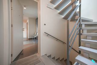 Dit volledig ingericht kantoor met een bruikbare oppervlakte van ca. 105 m² (volgens EPC-attest) is gelegen op een strategische locatie vlak bij het centrum van Izegem, met tal van voorzieningen op wandel- en fietsafstand. Dankzij de vlotte aansluiting op de E403 (afrit Izegem) bereikt u moeiteloos steden als Kortrijk, Roeselare, Brugge en Gent. Ook met het openbaar vervoer is deze locatie uitstekend bereikbaar: meerdere bushaltes bevinden zich in de directe omgeving en het treinstation ligt op minder dan tien minuten van het kantoor. Deze ligging combineert dus een uitstekende bereikbaarheid met een rustige, professionele werkomgeving. Het kantoor is praktisch ingedeeld met een inkomhal en gastentoilet, een eerste bureauruimte (ca.10,98 m²) die perfect dienst kan doen als vergaderruimte of privébureau, een kitchenette, een tweede bureauruimte van ca. 11,96 m² en een berging. Daarnaast is er één grote, open werkruimte van ca. 42,4 m² die momenteel is ingericht voor vier werkplekken en aansluit op een ruim, zonnig terras van ca. 23 m². Kortom, dit instapklare kantoor biedt een comfortabele en efficiënte werkomgeving op een toplocatie in Izegem. CV op aardgas | Voorzien van tal van ingemaakte kasten | Onroerende voorheffing ten laste van de huurder | Onmiddellijk beschikbaar. Contacteer ons voor meer informatie. 051 67 67 57 www.bordes.be