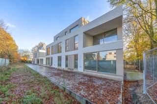 AANKOOP MOGELIJK AAN 6% BTW. INFORMEER NU NAAR DE VOORWAARDEN<br /><br />Woonproject Ganzenkuil in het centrum van Westmalle, wonen in het park.<br /><br />Woonproject Ganzenkuil zal bestaan uit 12 exclusieve appartementen en 10 ruime woningen. Elke woning en elk appartement is zorgvuldig ontworpen met aandacht voor detail en comfort. Met ruime interieurs, hoogwaardige afwerkingen en grote ramen die overvloedig daglicht binnenlaten, wordt u omringd door een sfeer van luxe en welzijn. Of u nu kiest voor een knusse woning met een eigen tuin of een elegante loft met een weids uitzicht, hier vindt u de perfecte woonruimte die naadloos aansluit op uw levensstijl en behoeften. Elke woning en elk appartement heeft een E-peil onder 30, dit onder meer dmv warmtepompen.<br /><br />Hoewel u zich midden in de rustige groene omgeving bevindt, bent u slechts enkele stappen verwijderd van het levendige dorpscentrum. Daarnaast biedt de omgeving volop mogelijkheden voor ontspanning en recreatie, met prachtige wandel- en fietsroutes in de nabijgelegen bossen en parken. <br /><br />Aarzel niet om uw droom waar te maken. Hier kunt u genieten van een perfecte balans tussen comfort en natuur, terwijl u profiteert van de nieuwste duurzame technieken. Neem vandaag nog contact met ons op en ontdek hoe u deel kunt uitmaken van deze buitengewone gemeenschap. <br /><br />Prijzen van de appartementen starten vanaf € 295 000,00.<br /><br />Info en verkoop:<br />De verkoop geschiedt onder BTW op het constr en registratierechten op grondaandeel, onder de voorwaarden van de wet Breyne. Voor meer info of een verkennend gesprek, contacteer Karin 0486/97 84 27 of karin@reds.be