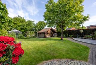 Deze ruime en verzorgde woning biedt alle comfort voor een groot gezin en is praktisch ingedeeld met veel leefruimte en natuurlijke...