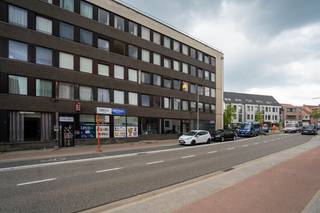 Gelegen op de tweede verdieping (met lift). <br />Indeling: inkomhal met berging en apart toilet. Ruime woonkamer, ingerichte keuken, slaapkamer en badkamer. <br />Voldoende openbare parkeerplaatsen. <br /><br />In de kelder is er opbergruimte voor afval en fietsen.<br /><br />Beschikbaar vanaf 15 mei 2026.<br /><br />Nuttige informatie: <br />Huurwaarborg: €1650 (3 maanden huur)<br />Plaatsbeschrijving: €285 (intrede + uittrede)<br />Gemeenschappelijke kosten: €150/maand (Syndicuskosten, voorschot mazout, voorschot warm water,...)<br /><br />Wens je graag een bezoek? Bel ons op 03/775.78.79