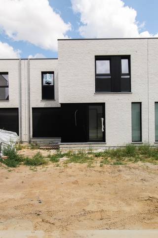 Op de grens van Roeselare en Hooglede, in de Simonne Brugghestraat, staan deze halfopen en gesloten nieuwbouwwoningen in een rustige en kindvriendelijke buurt. Ze charmeren met hun unieke nieuwbouwstijl, waarbij een goede bereikbaarheid en een groene omgeving perfect samenkomen. Je kunt gemakkelijk de autosnelweg nemen of het openbaar vervoer gebruiken. Bovendien geniet je van de nabijheid van ziekenhuizen, scholen, winkels en diverse recreatiemogelijkheden, waardoor het een ideale woonplek is voor zowel jong als oud.<br /><br /><strong>Troeven van deze woningen:</strong>
<ul>
	<li>Instapklare, energiezuinige woning;</li>
	<li>Vloerverwarming op het gelijkvloers in combinatie met het warmtenet;</li>
	<li>3 ruime slaapkamers;</li>
	<li>Badkamer uitgerust met een inloopdouche, bad en dubbel lavabomeubel;</li>
	<li>Ruime inpandige garage met automatische sectionaalpoort;</li>
	<li>Vanuit de garage is er toegang tot de aangelegde tuin;</li>
</ul>
Wil je meer informatie? Neem dan nu nog contact met ons op!