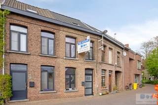 Op een uitstekende locatie te Lier, bevindt zich deze gezellige starterswoning met 3 slaapkamers en publieke parkeergelegenheid op wandelafstand van centrum Lier.<br /><br />Deze gerenoveerde woning met uniek karakter is gelegen vlakbij het centrum van Lier wat de juiste connectie van scholen, winkels en openbaar vervoer (station) garandeert. Tevens ideaal gelegen voor woon-werk verkeer met een directe connectie naar Mechelen, Heist-op-den-Berg en Antwerpen en opritten autostrades E313 en E19.<br /><br />We komen de woning binnen langs de voordeur, waarop we in de aangename leefruimte terecht komen. De leefruimte geniet een gezellige zithoek en aansluitend volledig ingerichte keuken met alle hedendaagse toestellen alsook eetgelegenheid. Achteraan bevindt zich de badkamer dewelke uitgerust is met inloopdouche, toilet en aansluiting wasmachine.<br /><br />De vaste trap in de leefruimte, geeft ons toegang tot het 1 ste verdiep, waar zich 2 ruime slaapkamers bevinden. De nachthal geeft op haar beurt connectie tot de afgewerkte, ruime zolderverdieping dewelke ingericht is als 3 de slaapkamer.<br /><br />Extra troeven: EPC label B, conforme elektriciteitskeuring, recente keuken en badkamer, kwalitatieve materialen, optimale lichtinval, 3 ruime slaapkamers, …<br /><br />Verder is deze starterswoning momenteel verhuurd en geniet deze een mooi rendement als eventuele opbrengsteigendom.<br /><br />Instapklare starterswoning op toplocatie te Lier dat zeer zeker uw bezoek waard is.