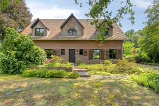 <p>Deze karaktervolle villa in Bolderberg combineert een uitzonderlijke woonoppervlakte van 493m² met een topligging, veel natuurlijke lichtinval en een waaier aan mogelijkheden. Wie op zoek is naar een ruime gezinswoning, een combinatie van wonen en werken of een eigendom met potentieel, vindt hier een unieke kans.</p><p></p><p>Bij aankomst word je verwelkomd door de charmante uitstraling van de woning. Binnen zorgen de royale leefruimtes, hoge plafonds en grote raampartijen voor een aangename en open sfeer. Dankzij de doordachte indeling biedt deze villa alle ruimte om het dagelijks leven comfortabel in te richten.</p><p></p><p>De woning beschikt over vijf ruime slaapkamers en twee badkamers, waardoor ook grotere gezinnen moeiteloos hun plek vinden. Daarnaast is er een aparte bureauruimte die perfect geschikt is voor thuiswerk, een vrij beroep of als hobbyruimte.</p><p></p><p>De vele vierkante meters bieden tal van mogelijkheden om de woning volledig af te stemmen op jouw woonwensen. Of je nu droomt van extra leefruimtes, een praktijk aan huis of een woning waar verschillende generaties samen kunnen wonen, deze villa vormt hiervoor een uitstekende basis.</p><p></p><p>Buiten geniet je van een mooie tuin met een gezellige binnenplaats waar je in alle privacy kunt ontspannen, spelen of gasten ontvangen. De buitenruimte vormt een aangename verlenging van het wooncomfort en biedt het hele jaar door een rustige omgeving.</p><p></p><p>De ligging in het gegeerde Bolderberg is een absolute troef. Je woont in een groene en aangename omgeving met een vlotte bereikbaarheid en tal van voorzieningen in de buurt.</p><p></p><p>Ook op technisch vlak scoort deze woning sterk. Met een energieprestatiecertificaat C en een asbestveilig attest beschik je over een solide en toekomstgerichte woning.</p><p></p><p>Ben je op zoek naar een karaktervolle villa met veel ruimte, licht en mogelijkheden op een toplocatie in Bolderberg, dan nodigen wij je graag uit om deze bijzondere eigendom zelf te ontdekken.</p>