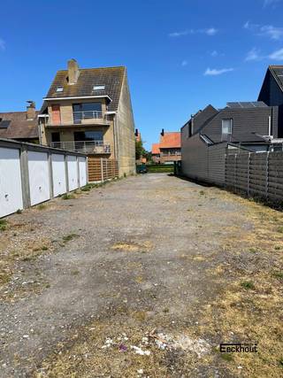 Perceel bouwgrond, ideaal voor een woning of appartementsgebouw.Voorzien van 8 achterliggende, reeds bestaande garages.Achterzijde van het perceel...