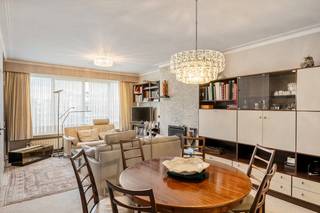 Op de 4de verdieping bevindt zich dit aangename en lichtrijke appartement, ideaal voor wie op zoek is naar een comfortabele woonst met een praktische indeling.<br /><br />Het appartement is gelegen op een gunstige locatie met uitstekende invalswegen.<br /><br />Via de inkomhal krijgt u toegang tot de leefruimte. De ruime woonkamer geniet dankzij de grote raampartijen van veel natuurlijk licht en biedt voldoende plaats voor een gezellige zithoek en een aangename eetgelegenheid.<br />Aansluitend bevindt zich de geïnstalleerde op te frissen keuken, praktisch ingericht voor dagelijks gebruik.<br /><br />Het appartement beschikt over twee slaapkamers, een badkamer, een apart toilet en een handige berging.<br />Bovendien zorgt het balkon voor een aangename buitenruimte.<br /><br />Extra troeven zijn de privatieve kelderberging, ideaal voor extra opslagruimte, en het gunstige EPC-label B. Het appartement is bovendien asbestveilig.<br /><br />Als bijkomende mogelijkheid kan er een staanplaats worden aangekocht, wat zorgt voor extra comfort en parkeergemak.<br /><br />Wenst u meer info of wil u een bezichtiging inplannen, mail dan naar: jeffrey@jurimmo.be of bel naar +32 474 04 13 26