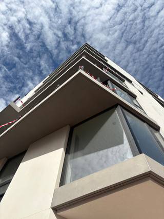 OPENDEUR - Bezoek het project Maison Duysburgh tijdens onze Nieuwbouwtournée op zo 25/10 van 9u30-11u. Maak je afspraak op 050 70 81 74 of hello@keyimmo.be.
OPLEVERING VOORJAAR 2027! In het centrum van Blankenberge lanceren we het project, Maison Duysburgh. In totaal verrijzen er 39 appartementen ontworpen door het Blankenbergs architectenteam van GW2. Zeer typerend aan het project is het contrast van de moderne nieuwbouw met het behoud van het breedhuis in art-nouveau-stijl. De projectsite bevindt zich pal tussen de Grote Markt en de Zeedijk van Blankenberge waardoor quasi alle faciliteiten op wandelafstand liggen.
In het aanbod van appartementen wordt een mix voorzien van één, twee of drie slaapkamers met mooie terrassen. Het combineren van meerdere appartementen is hier nog perfect mogelijk. De integratie van het beschermd gebouw in het totale project wordt een heuse eye-catcher voor Blankenberge en bezorgt het gebouw de nodige allure.
Alle appartementen worden verwarmd op basis van een warmtepomp gekoppeld aan vloerverwarming. Dit in combinatie met het ventilatiesysteem (type D), de akoestische isolatie en thermische isolatie maken dat de E-peilen maximaal E30 kunnen bedragen. Naast de gunstige E-peilen voorziet de bouwheer ook mooie budgetten in het lastenboek en een interieurarchitect die u bijstaat met advies.
Deze type appartementen kunnen worden aangekocht aan 6% btw. Neem contact op voor meer informatie via 050 70 81 74 of hello@keyimmo.be.