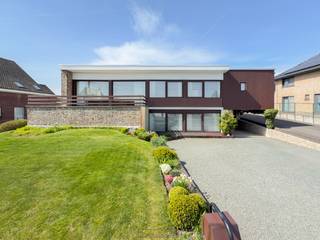 <br /><br />OPEN BEBOUWING met een UITZONDERLIJK RUIME BEWOONBARE OPPERVLAKTE van ca. 330 m², gelegen op een perceel van ca. 930 m² te Brakel. Deze eigendom biedt een ZEE AAN RUIMTE en is IDEAAL voor wie op zoek is naar een COMBINATIE VAN WONEN EN WERKEN. De aanwezigheid van GELIJKVLOERSE BUREAURUIMTES vormt een ABSOLUTE TROEF en maakt deze woning perfect geschikt voor het uitoefenen van een ZELFSTANDIGE ACTIVITEIT of VRIJ BEROEP. Mits enkele modernisaties kan dit pand uitgroeien tot een RUIME en COMFORTABELE GEZINSWONING.<br />De indeling gaat als volgt: via de inkomhal heeft u toegang tot 2 gelijkvloerse bureauruimtes (ook bruikbaar als slaapkamers), een technische berging, een ruime wasplaats en een uiterst ruime kelder met tal van mogelijkheden. Op de verdieping geeft de centrale hal toegang tot de lichtrijke leefruimte met aanpalende ingerichte keuken, 3 slaapkamers, waarvan één met dressing, een gastentoilet en een ingerichte badkamer.<br />Buitenshuis beschikt deze eigendom over een ruim overdekt terras, een mooi aangelegde tuin met 2de terras, een ruime oprit en een inpandige garage.<br /><br />Adres: Molenberg 7 te Brakel<br /><br />EPC: 431kWh/m², G-score en P-score A, Renovatieverplichting van toepassing.<br />Bestuursmaatregelen in het maatregelenregister: NEEN.