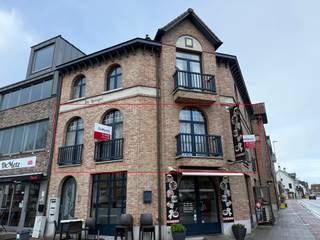 Dit ruim appartement van 144 m² is gelegen op de eerste verdieping op een toplocatie op de Markt in Retie. Dankzij de grote leefruimte met...