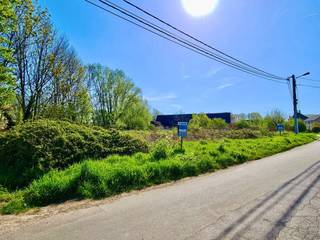 MOOIE BOUWGROND in een doodlopende straat. Perceel met een totale oppervlakte van 10a 22ca, voor de bouw van een VILLA. Voor meer informatie info@immobeguin.be