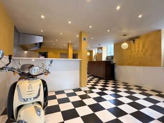 <br />Gelegen pal in het centrum van Tielt vinden we deze karaktervolle eigendom met een ruim handelspand en een verrassend ruime woonst. Een ideale combinatie voor wie wonen en werken wil verenigen, maar ook een interessante opportuniteit voor investeerders die op zoek zijn naar een pand met een uitstekende ligging en zichtbaarheid.<br /><br />Op het gelijkvloers bevindt zich een ruim handelspand met grote etalageramen die rechtstreeks uitgeven op de Markt. De uitstekende visibiliteit en passage maken deze ruimte bijzonder geschikt voor een winkel, kantoor, praktijk of vrij beroep. Achteraan is er bijkomende opslagruimte en een afzonderlijk toilet.<br /><br />De woonst strekt zich uit over de eerste en tweede verdieping en biedt heel wat mogelijkheden. Op de eerste verdieping bevinden zich een lichtrijke leefruimte, een keuken, een badkamer en twee slaapkamers. De tweede verdieping beschikt over nog eens drie slaapkamers. Met in totaal vijf slaapkamers is de woning dan ook uitermate geschikt voor een groot gezin of voor wie nood heeft aan extra ruimte voor een bureau, hobbykamer of andere doeleinden.<br /><br />Parkeergelegenheid in de onmiddellijke omgeving<br /><br />Voor meer informatie of een vrijblijvend bezoek, neem contact op met Michiel op het nummer 0473 255 533 of per mail.