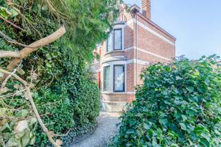 Verborgen achter een weelderige groene muur ligt deze woning in eclectische stijl, met verfijnde Art Deco-invloeden. Omringd door een...