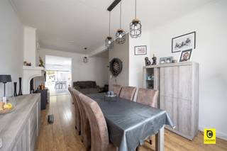  Charmante gezinswoning in het hart van Berchem  Welkom in deze prachtig gerenoveerde gezinswoning, gelegen in het gezellige Berchem. Dit huis...