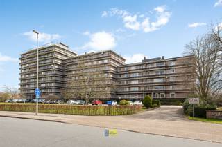 Dit prachtige 100 % instapklare gelijkvloers appartement van 67 m² bevindt zich in residentie de Schinde te Ekeren. Dit volledig vernieuwde...