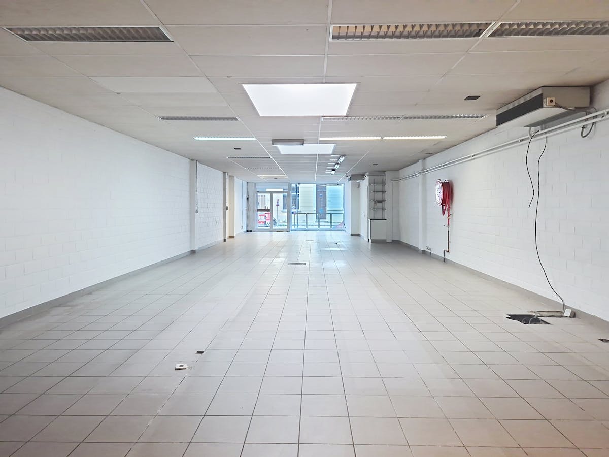 Local commercial facilement accessible (246 m²) à louer à Sint-Amandsberg - photo 5