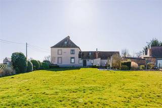 VELAINES - Bent u op zoek naar een landelijk gelegen dubbele woning met enorm potentieel?Dan is dit pand misschien wel iets voor u! De belangrijkste...