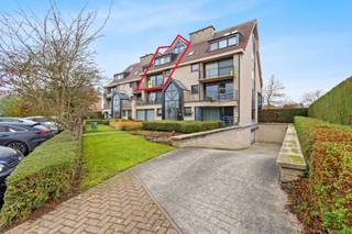 <p>Dit ruim en energiezuinig triplex appartement beschikt over een inkomhal met vestiaire en gastentoilet, een heel ruime woonkamer (50 m²) met open ingerichte keuken en op deze verdieping bevinden zich verder ook een gezellige slaapkamer (10 m²), een badkamer met dubbele lavabo, douche en toilet en een berging met plaats voor wasmachine en droogkast.</p>
<p>Vanuit de woonkamer heeft u toegang tot het terras voor- en achteraan.</p>
<p>Op de volgende verdieping vindt u 2 ruime slaapkamers ( 23 m² en 22 m²) en een badkamer met dubbele lavabo, ligbad en toilet.</p>
<p>Op de bovenste verdieping van dit triplex appartement is er nog een mooie polyvalente ruimte waar u kunt genieten van een weids uitzicht. Beneden in de kelder vindt u een private bergruimte.</p>
<p>De vraagprijs van de garage die mee aangekocht dient te worden bedraagt € 25.000.</p>
<p>Zeer rustig en mooi gelegen energiezuinig appartement : EPC 194, energielabel B. De installatie van de centrale verwarming werd vernieuwd in 2024. Lift aanwezig. (bruikbare vloeroppervlakte volgens EPC : 198 m²)</p>