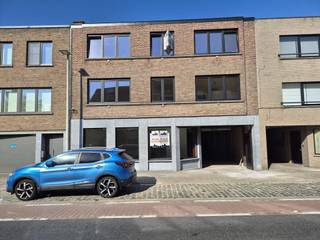 <p><span>Bent u op zoek naar een ruim en energiezuinig appartement op een uitstekende locatie? Dit prachtige triplex appartement, gelegen in het centrum van Wetteren, biedt tal van mogelijkheden. Dankzij de indeling is het pand niet alleen ideaal als gezinswoning, maar ook perfect voor wie wonen en werken wil combineren. De ruime gelijkvloerse verdieping kan bijvoorbeeld ingericht worden als praktijkruimte, bureau, speelkamer of polyvalente ruimte.</span></p><p><span>Via de inkomdeur betreedt u onmiddellijk de ruime gelijkvloerse ruimte, die volledig naar eigen wens kan worden ingevuld. Vervolgens brengt de trap u naar de eerste verdieping, waar u wordt verwelkomd in een inkomhal met een apart gastentoilet en lavabo. Hier bevindt zich ook de bijzonder ruime en lichtrijke leefruimte met een volledig uitgeruste open keuken. Aansluitend aan de keuken vindt u een aangenaam terras waar u in alle rust kunt genieten.</span></p><p><span>Op de tweede verdieping bevinden zich drie volwaardige slaapkamers en een moderne badkamer, uitgerust met een inloopdouche, een lavabo met badkamermeubel en een tweede toilet.</span></p><p><span> </span></p><p><span>Troeven van dit appartement:</span></p><p><span> </span></p><ul><li><span>Topligging in het centrum van Wetteren</span></li><li><span>Zeer energiezuinig</span></li><li><span>Zonnepanelen</span></li><li><span>Verwarming via warmtepomp</span></li><li><span>Onmiddellijk beschikbaar</span></li></ul><p><span> </span></p>