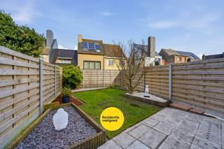 In een rustige ligging te Stene (Oostende) bevindt zich deze verzorgde bel-étagewoning met dubbele garage, veranda, tuin en 2 slaapkamers. De woning werd gebouwd in 1989 en heeft een bruikbare vloeroppervlakte van 152 m² op een perceel van 162 m².<br /><br />Op het gelijkvloers kom je binnen via de inkomhal met toegang tot een apart toilet. Verder is er een dubbele garage met elektrische sectionale poort, een praktische wasplaats met aansluiting voor wasmachine, een aparte berging onder de trap en een veranda die uitgeeft op de volledig omheinde tuin met terras.<br /><br />Op de eerste verdieping bevindt zich de lichtrijke leefruimte, een ingerichte keuken met onder meer anderhalve spoelbak, vaatwasmachine, keramische kookplaat, dampkap, combi-oven, koelkast met vriesvak en vaste eettafel. De badkamer is uitgerust met toilet, ligbad met douchestang en lavabo met meubel.<br /><br />Op de tweede verdieping zijn er 2 slaapkamers, een bureau en een zolderruimte met isolatie op de zoldervloer.<br /><br />De woning beschikt over pvc-ramen met dubbele beglazing, een conforme elektrische installatie tot 2045, centrale verwarming op aardgas én extra comfort via een lucht/lucht-warmtepomp. Bovendien zijn er 10 zonnepanelen aanwezig, inclusief groenestroomcertificaten tot 2029. Met een EPC van 237 kWh/m² jaar (label C) is dit een interessante woning voor wie op zoek is naar ruimte en functionaliteit.<br /><br />Interesse? Contacteer ons en plan uw bezoek in!