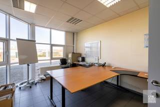 EXTRA TROEVEN * Geïsoleerde buitenmuren uitgevoerd in geprofileerde metaalplaten * Automatische sectionaalpoorten * Magazijnvloer in gepolierd beton...