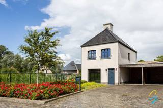 Bent u op zoek naar een jonge, energiezuinige woning waar comfort, ruimte en een uitstekende ligging samenkomen? Dan is deze recente woning uit 2021 absoluut een bezoek waard.<br />Bij het binnenkomen wordt u verwelkomd in een ruime en lichtrijke leefruimte die naadloos aansluit op de moderne open keuken. Dankzij de grote raampartijen geniet u hier de hele dag van een aangename lichtinval en een mooi zicht op de tuin. Een indeling die perfect aansluit bij het hedendaagse gezinsleven.<br />Op de verdieping bevinden zich drie volwaardige slaapkamers en een stijlvolle badkamer. Daarnaast beschikt de woning over een ruime zolder die ideaal dienstdoet als extra opbergruimte.<br />Buiten vindt u een gezellige, onderhoudsvriendelijke tuin waar het heerlijk vertoeven is. De aanwezige carport met berging zorgt bovendien voor een praktische parkeeroplossing vlak bij de woning.<br />Een van de grootste troeven is zonder twijfel de ligging: uiterst rustig en kindvriendelijk, terwijl winkels, scholen en belangrijke invalswegen zich op korte afstand bevinden. Dankzij de vlotte verbinding met de autosnelweg geniet u van een uitstekende bereikbaarheid zonder in te boeten aan rust en wooncomfort.<br />Graag een bezoek er zijn twee kijkdagen woensdag 24/06 en zaterdag 27/06. Mail naar els@cornelis-goeman.be tot binnenkort!