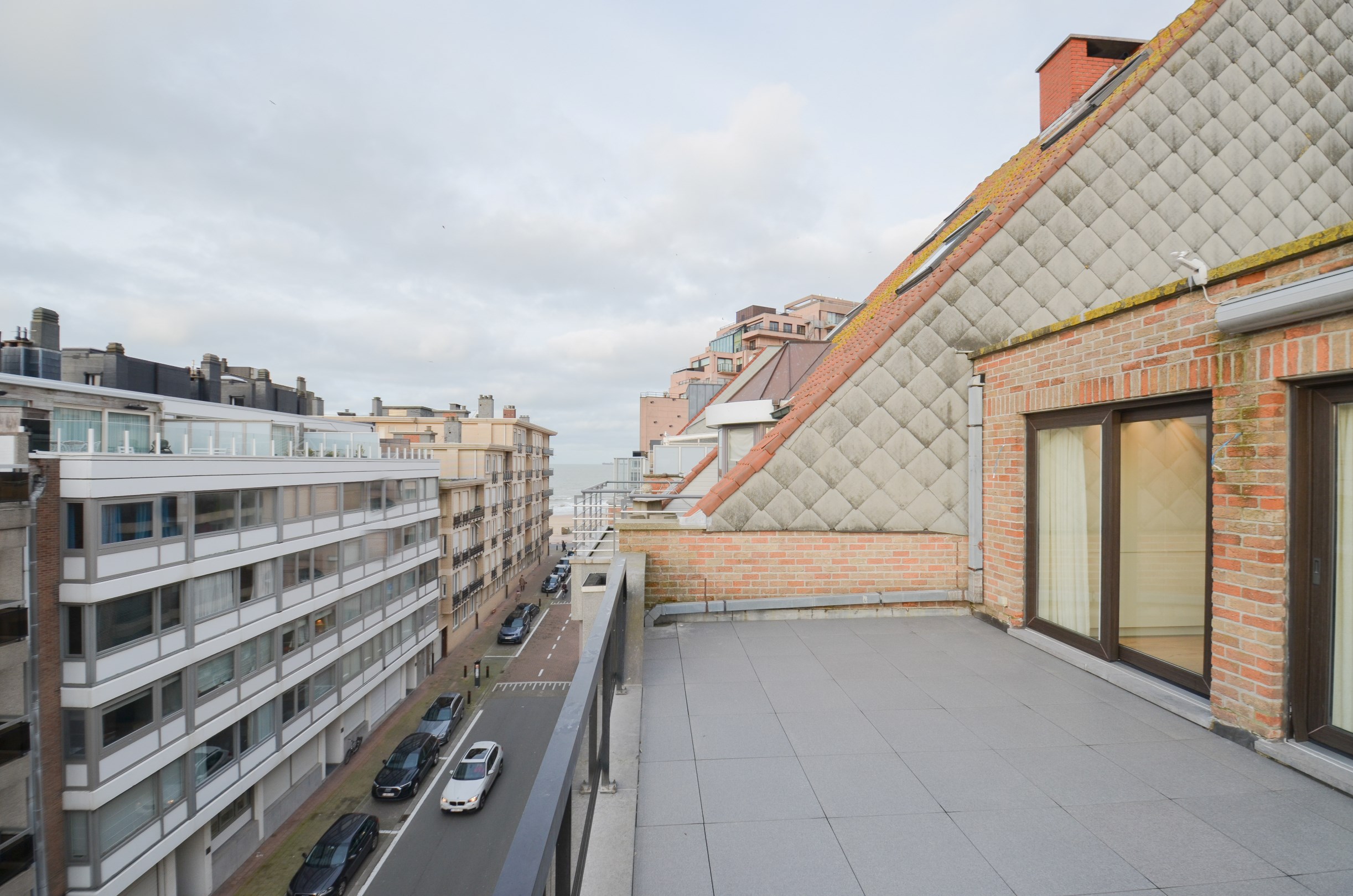Penthouse entièrement rénové avec deux terrasses spacieuses (+/- 50 m²) situé à deux pas de la mer. - photo 3