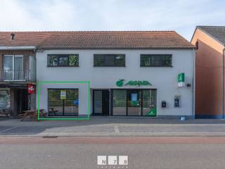 <span><strong>GELIJKVLOERS-APPARTEMENT MET TERRAS/TUIN, 1 SLAAPKAMER, AUTOSTAANPLAATS, GARAGE EN KELDERBERGING IN HET CENTRUM VAN DILSEN<br /><br />TROEVEN<br /></strong>- Gelegen in het centrum van Dilsen. Alle belangrijke voorzieningen in de buurt! <br />- Momenteel verhuurd. Ideale investering! <br />- EPC- label B: energiezuinig pand. <br />- Elektriciteit conform! <br />- Asbestveilig pand!<br />- Gelijkvloers wonen<strong><br /></strong>- Overdekt terras aan de achterzijde & tuin.<br />- Privatieve kelderruimte, autostaanplaats en garage.<strong><br /></strong><strong><br />KELDERVERDIEPING (-01) <br /></strong>- Privatieve kelderruimte <strong><br /><br />GELIJKVLOERS <br /></strong>- Gang (2,50m x 1,00m = 2,50m²): tegelvloer. <br />- Woonkamer (4,00m x 4,55m = 18,20m²): veel lichinval dankzij groot raampartij, tegelvloer. </span><br /><span>- Keuken (3,10m x 3,00m = 9,30m²): geïnstalleerde keuken met onderkasten, bovenkasten, keramische kookplaat, dampkap, oven, koelkast, dampkap; spoeleiland met spoelbak, onderkast en zitplaats, tegelvloer.</span><strong><span><br /></span></strong>- Slaapkamer 1 <span> (3,30m x 4,35m = 14,36m²): schuifraam naar het terras, tegelvloer. </span><br /><span>- Badkamer (1,60m x 2,00m = 3,20m²): geïnstalleerd badmeubel met enkele lavabo; aansluiting wasmachine, douchecabine, hangtoilet, wandbetegeling, tegelvloer. </span><br /><span>- Technische ruimte (1,00m x 1,40m = 1,40m²): Cv-installatie op gas, elektriciteitsmeter, tegelvloer.</span><br /><br /><span><strong>EXTERIEUR</strong></span><br /><span>- Garage aan de achterzijde van het perceel bereikbaar via achtergelegen weg.<strong><br /></strong><span>- Autostaanplaats gelegen achter gebouw, eveneens bereikbaar via achtergelegen weg.</span><br />- Overdekt terras (4,20m x 4,80m = 20,16m²): beklinkerd.<br />- Privatief tuintje.<br /><br /><span><strong>EXTRA</strong><br />Voor de verkoop van de afzonderlijke appartementen zal een basisakte opgesteld dienen te worden. De vermelde verkoopprijs is exclusief het aandeel in de kost van deze basisakte en landmeter. De vermelde KI's kunnen naar aanleiding van het creëren van de basisakte wijzigen. <br /><br /><strong>TOELICHTING VERHUURD APPARTEMENT</strong><br />Dit appartement wordt momenteel verhuurd. De koper dient dus rekening te houden met het lopende huurcontract. De huurovereenkomst opzeggen voor eigen bewoning kan van zodra u eigenaar bent en mits een opzegtermijn van 6 maanden. U dient er rekening mee te houden dat de huurder deze termijn krijgt om een nieuwe woning te zoeken.<br /></span> <br />Bekijkt u deze advertentie via een aanverwante vastgoedsite, surf dan zeker naar onze website <strong>www.N78vastgoed.be</strong> voor een uitgebreide beschrijving en foto's. <strong>Meer info: +32 (0)89 86 18 88 of info@N78vastgoed.be.</strong></span>