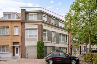 <strong>TE KOOP | Lier – Eeuwfeestlaan 254</strong><br /><br />Ruime en goed onderhouden gezinswoning op een uitstekende locatie, op wandelafstand van het station en het centrum van Lier.<br /><br />Deze veelzijdige woning biedt heel wat ruimte en mogelijkheden, verdeeld over drie woonniveaus en aangevuld met een kelder, garage en terrassen.<br /><br /><strong>Indeling:</strong><br />Gelijkvloers: inkomhal, polyvalente ruimte, badkamer, kitchenette, garage, terras.<br />Eerste verdieping: ruime woonkamer, keuken, apart toilet, terras.<br />Tweede verdieping: 3 slaapkamers, badkamer.<br />Daarnaast beschikt de woning over een kelder, ideaal als extra bergruimte.<br /><br /><strong>Technische gegevens:</strong><br />EPC 390 kWh/m²/jaar = energielabel D;<br />Centrale verwarming op aardgas.<br /><br /><strong>Benieuwd naar deze woning?</strong><br />Bekijk alvast de interactieve grondplannen en foto's online via:<br />🌐 www.wijns.be<br /><br /><strong>Interesse?</strong><br />Neem vandaag nog contact met ons op voor meer informatie of om een bezoek ter plaatse in te plannen.<br />📞 0473/33 33 33<br />✉️ philip@wijns.be<br /> 